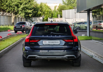 Подержанный автомобиль Volvo V90 Cross Country 2017 года (7 фото)