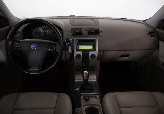 Подержанный автомобиль Volvo S40 2006 года (9 фото)