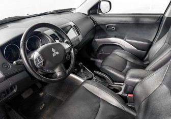 Подержанный автомобиль Mitsubishi Outlander 2012 года (9 фото)