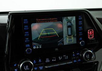 Подержанный автомобиль Toyota Highlander 2021 года (18 фото)