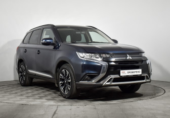 Подержанный автомобиль Mitsubishi Outlander 2022 года (3 фото)