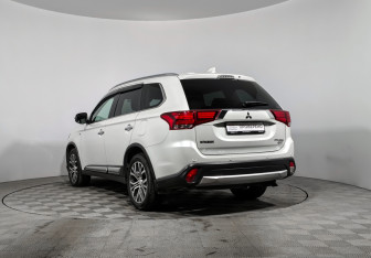 Подержанный автомобиль Mitsubishi Outlander 2017 года (7 фото)