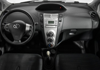 Подержанный автомобиль Toyota Yaris Hatchback 2006 года (14 фото)