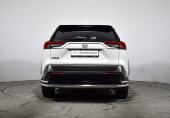 Подержанный автомобиль Toyota RAV4 2020 года (6 фото)
