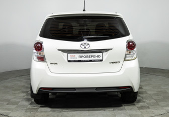 Подержанный автомобиль Toyota Verso 2013 года (6 фото)