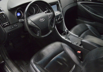 Подержанный автомобиль Hyundai Sonata 2011 года (10 фото)