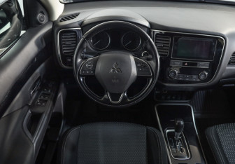 Подержанный автомобиль Mitsubishi Outlander 2019 года (10 фото)