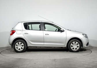 Подержанный автомобиль Renault Sandero 2015 года (4 фото)