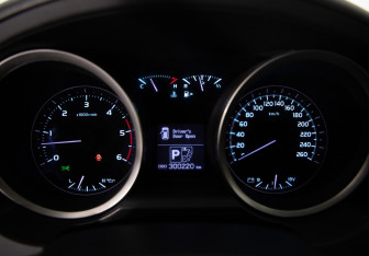 Подержанный автомобиль Toyota Land Cruiser Suv 2011 года (13 фото)
