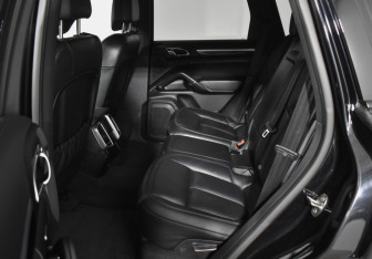 Подержанный автомобиль Porsche Cayenne 2015 года (11 фото)