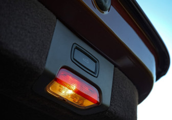 Подержанный автомобиль Porsche Cayenne 2012 года (38 фото)