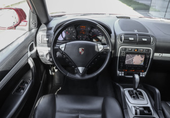 Подержанный автомобиль Porsche Cayenne 2007 года (13 фото)
