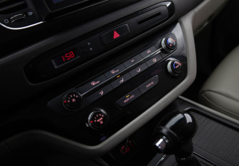 Подержанный автомобиль Kia Carnival 2016 года (15 фото)