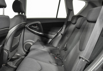 Подержанный автомобиль Toyota RAV4 2008 года (12 фото)