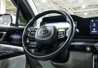 Подержанный автомобиль Kia Carnival 2021 года (21 фото)