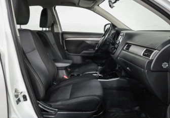 Подержанный автомобиль Mitsubishi Outlander 2017 года (20 фото)