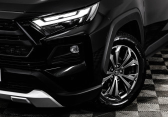 Подержанный автомобиль Toyota RAV4 2023 года (2 фото)