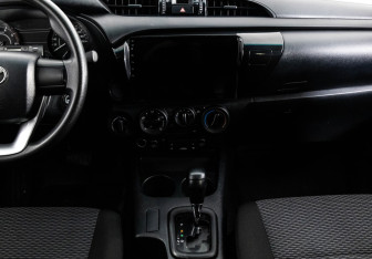Подержанный автомобиль Toyota Hilux 2022 года (13 фото)