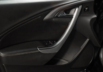 Подержанный автомобиль Opel Astra Hatchback 2012 года (17 фото)