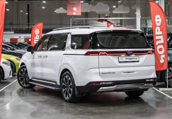 Подержанный автомобиль Kia Carnival 2020 года (12 фото)