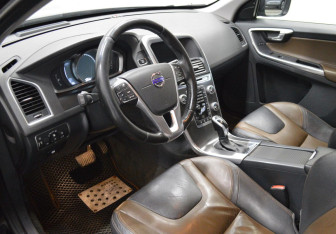 Подержанный автомобиль Volvo XC60 2015 года (10 фото)