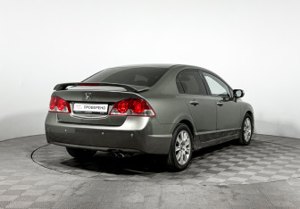 Подержанный автомобиль Honda Civic Sedan 2007 года (5 фото)
