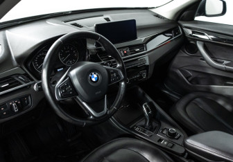 Подержанный автомобиль BMW X1 2017 года (11 фото)
