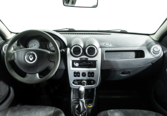 Подержанный автомобиль Renault Sandero 2011 года (13 фото)