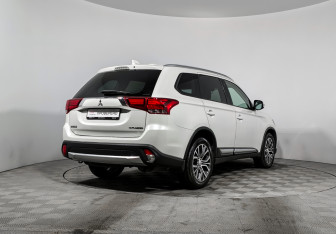Подержанный автомобиль Mitsubishi Outlander 2017 года (5 фото)