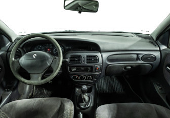 Подержанный автомобиль Renault Megane Sedan 2003 года (13 фото)