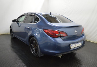 Подержанный автомобиль Opel Astra Sedan 2012 года (7 фото)