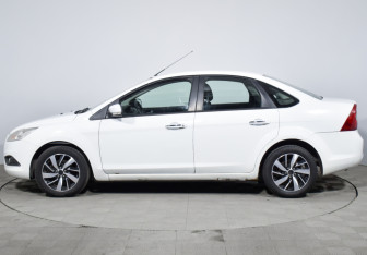 Подержанный автомобиль Ford Focus Sedan 2011 года (8 фото)
