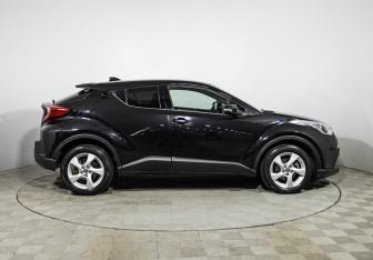 Подержанный автомобиль Toyota C-HR 2019 года (4 фото)