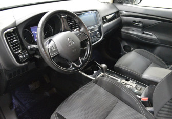 Подержанный автомобиль Mitsubishi Outlander 2019 года (10 фото)