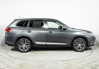 Подержанный автомобиль Mitsubishi Outlander 2015 года (4 фото)