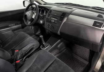 Подержанный автомобиль Nissan Tiida Sedan 2008 года (14 фото)