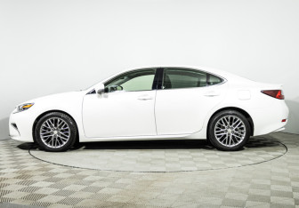 Подержанный автомобиль Lexus ES 2015 года (8 фото)