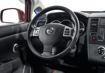 Подержанный автомобиль Nissan Tiida Hatchback 2011 года (14 фото)