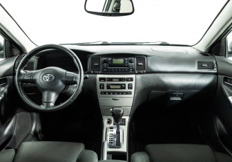 Подержанный автомобиль Toyota Corolla Hatchback 2006 года (13 фото)