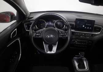 Подержанный автомобиль Kia Ceed Hatchback 2019 года (10 фото)