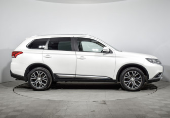 Подержанный автомобиль Mitsubishi Outlander 2017 года (4 фото)