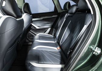 Подержанный автомобиль Geely Atlas 2023 года (10 фото)