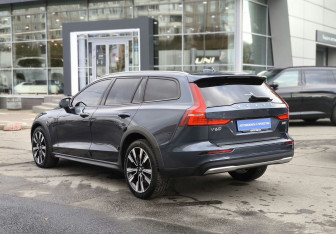 Подержанный автомобиль Volvo V60 Cross Country 2023 года (6 фото)