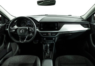 Подержанный автомобиль Skoda Rapid Liftback 2021 года (13 фото)