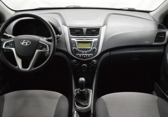 Подержанный автомобиль Hyundai Solaris Hatchback 2011 года (14 фото)