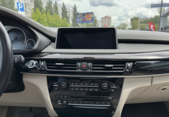 Подержанный автомобиль BMW X5 2013 года (13 фото)