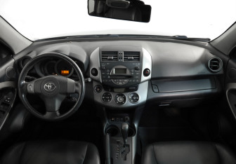 Подержанный автомобиль Toyota RAV4 2008 года (9 фото)