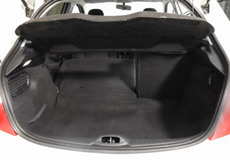 Подержанный автомобиль Peugeot 208 2013 года (22 фото)