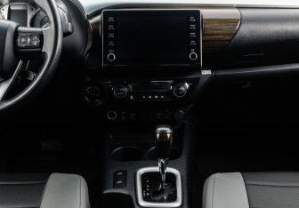 Подержанный автомобиль Toyota Hilux 2022 года (15 фото)