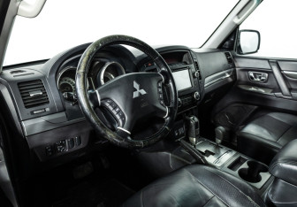Подержанный автомобиль Mitsubishi Pajero 2011 года (11 фото)